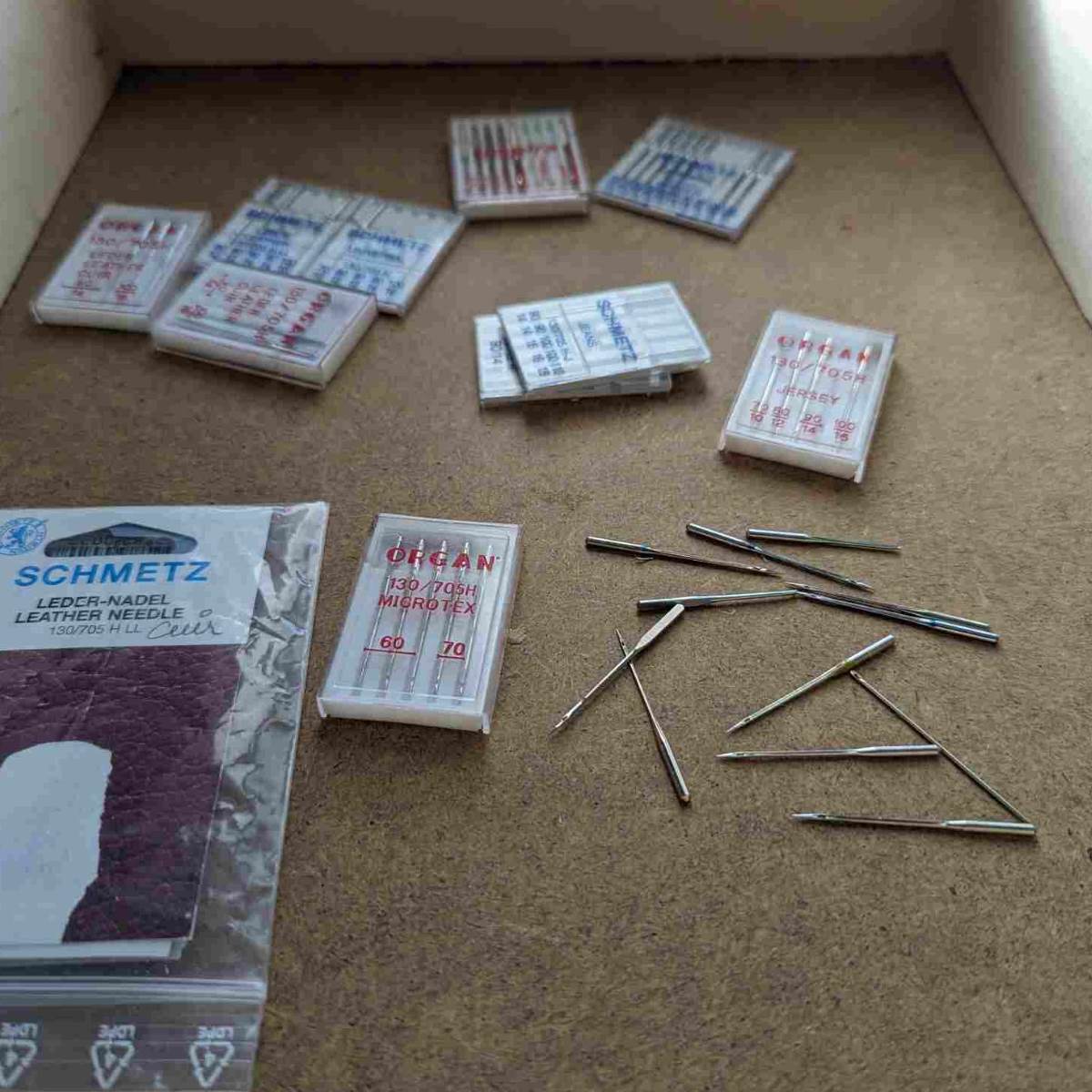 Aiguilles de machine à coudre en vrac dans un tiroir