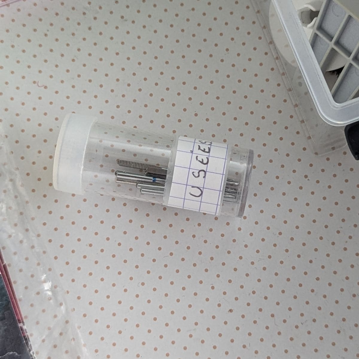 Des aiguilles machine à coudre usées dans un petit flacon