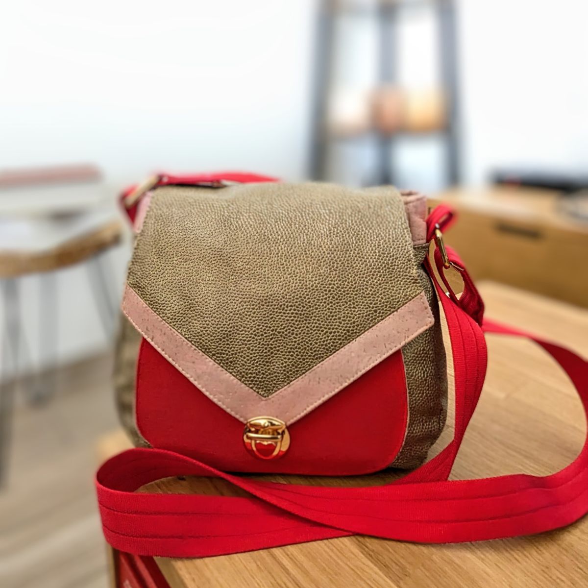 Besace Glasgow rouge liège et simili doré - patron Jane Emilie version contrastée