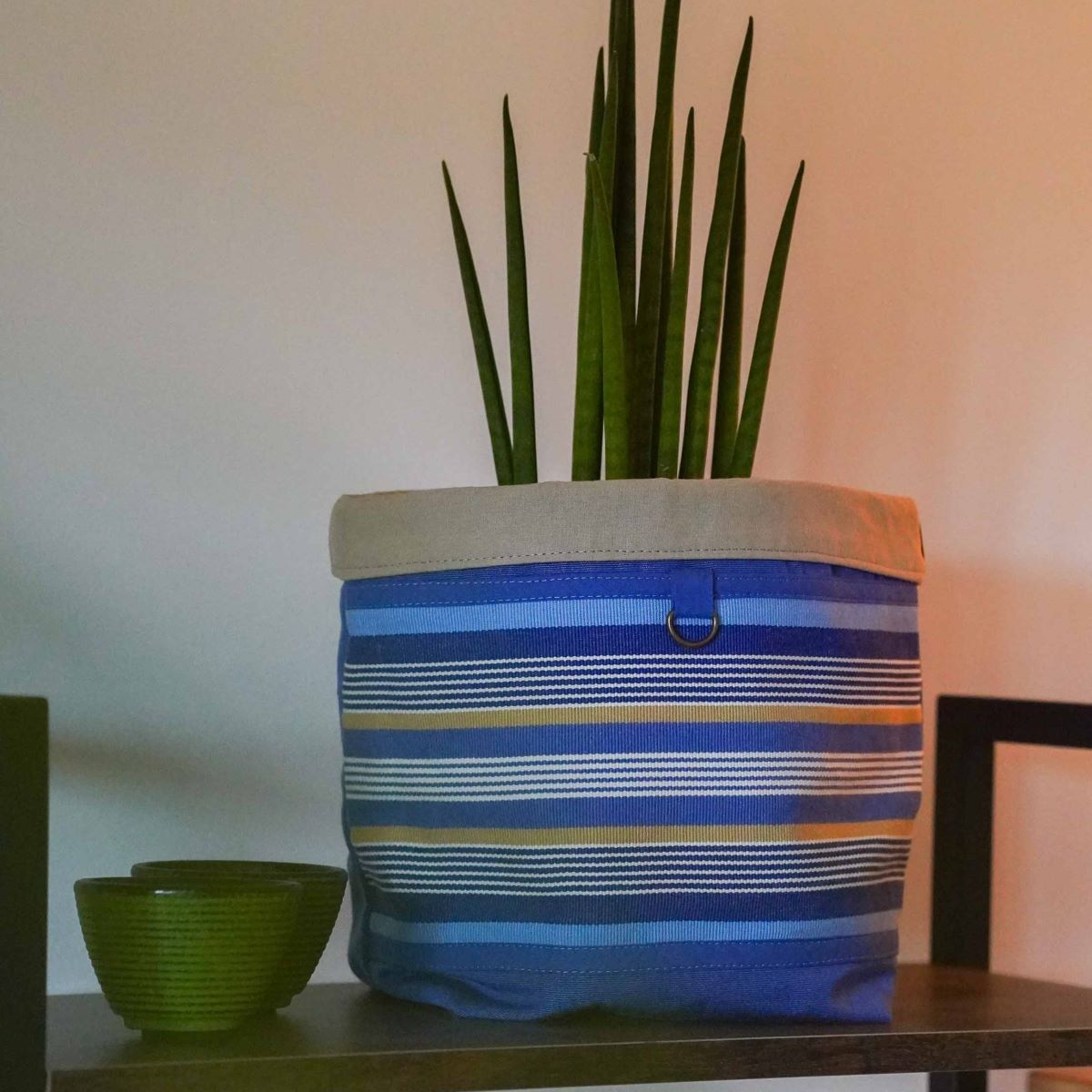 Cache-pot décoratif cousu avec chutes de toile basque rayée - accessoire zéro déchet pour plantes
