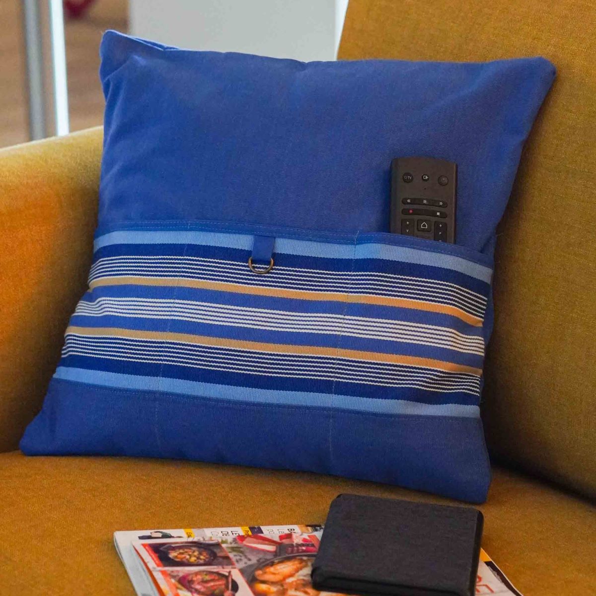 Coussin décoratif en toile bleu avec bande de chutes de toile basque rayée recyclée