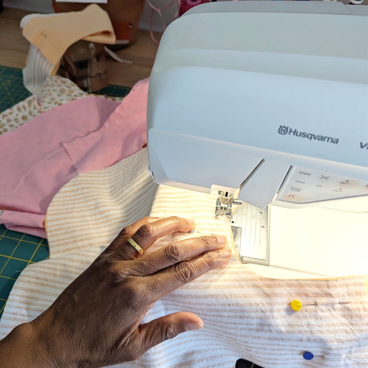 Couture d'un Lovely Bag rayé à la machine Husqvarna Viking - projet solidaire octobre rose