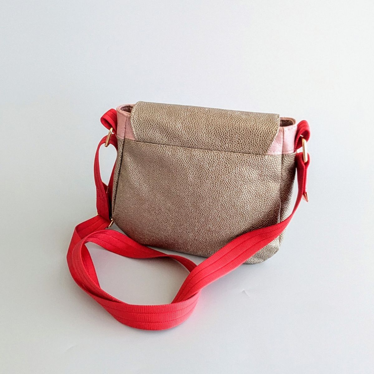 Vue arrière besace Glasgow rouge - détail empiècements simili galuchat et liège rose