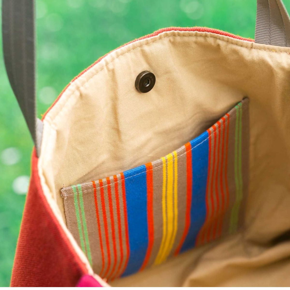 Détail poche intérieure avec bouton pression et tissu rayé toile basque