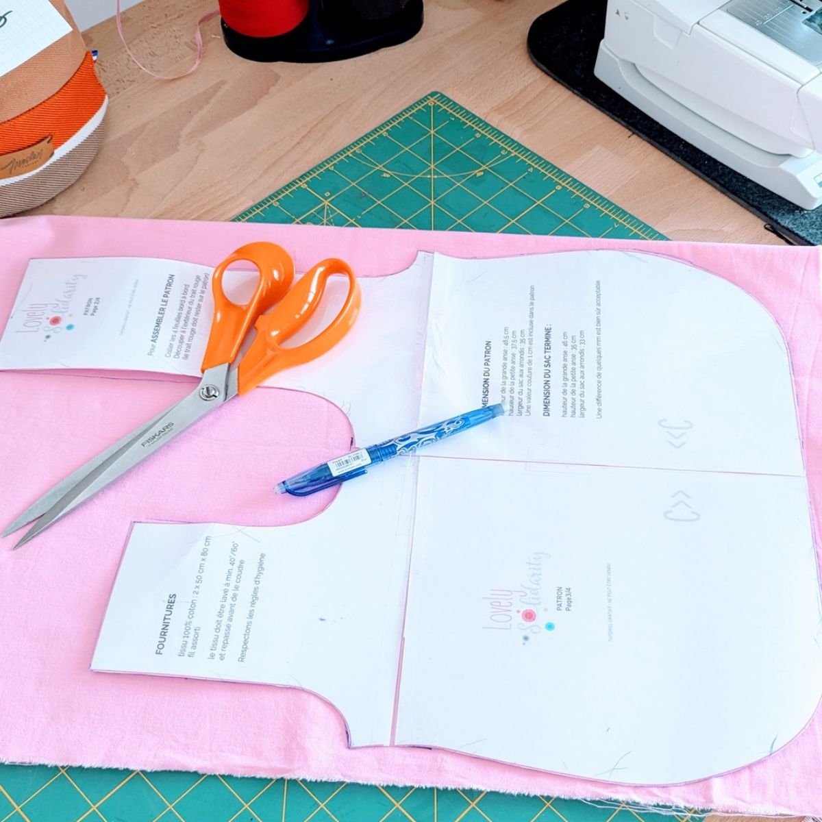 Patron papier du Lovely Bag découpé avec ciseaux orange - projet couture solidaire cancer du sein