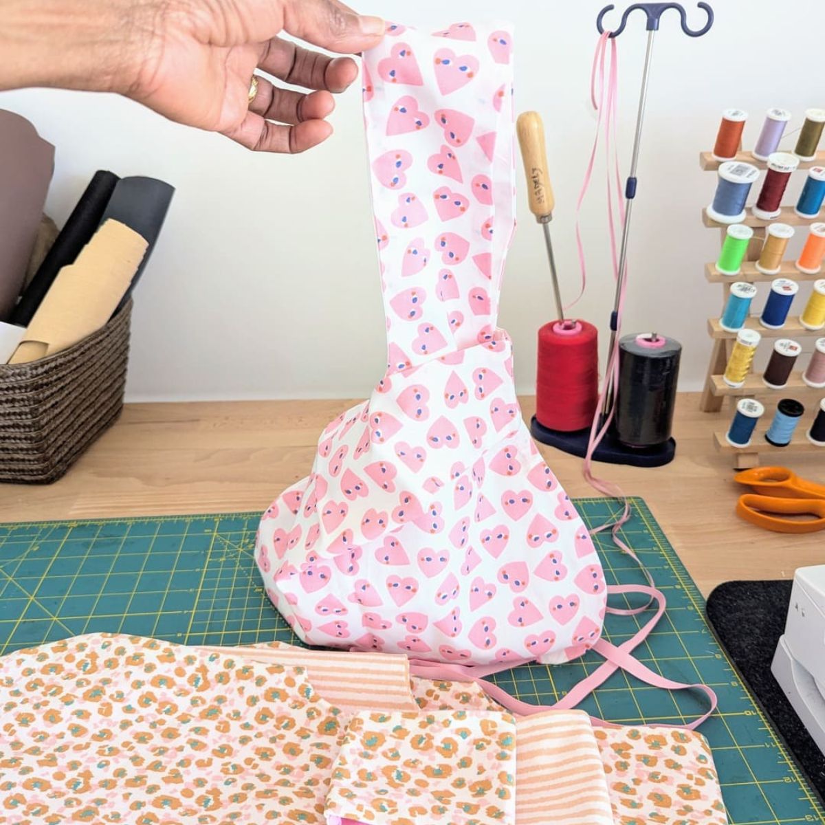 Lovely Bag fini en tissu rose à cœurs tenu en main - sac solidaire pour femmes opérées cancer du sein