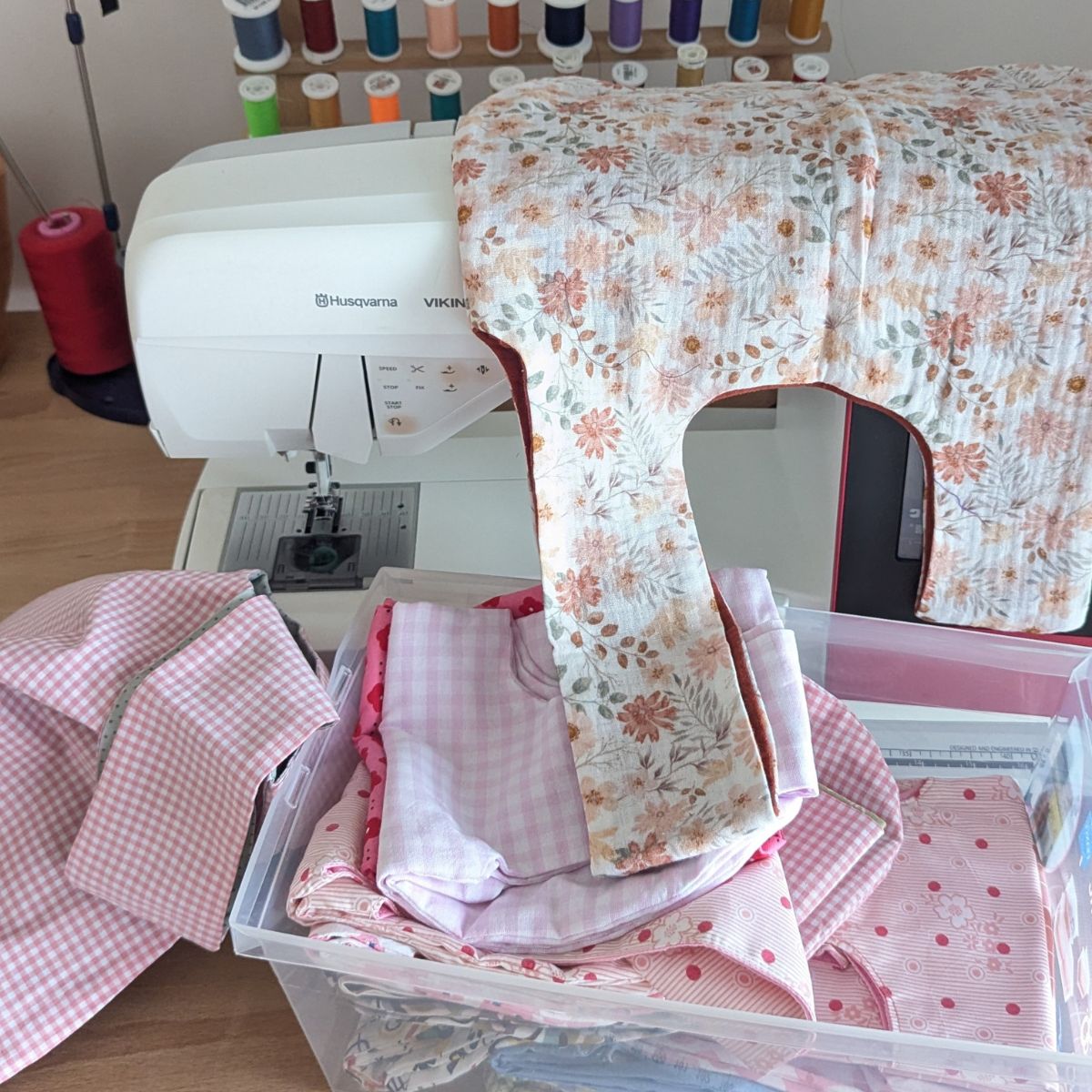 Lovely Bag en cours de confection sur machine à coudre avec tissus roses et vichy pour octobre rose