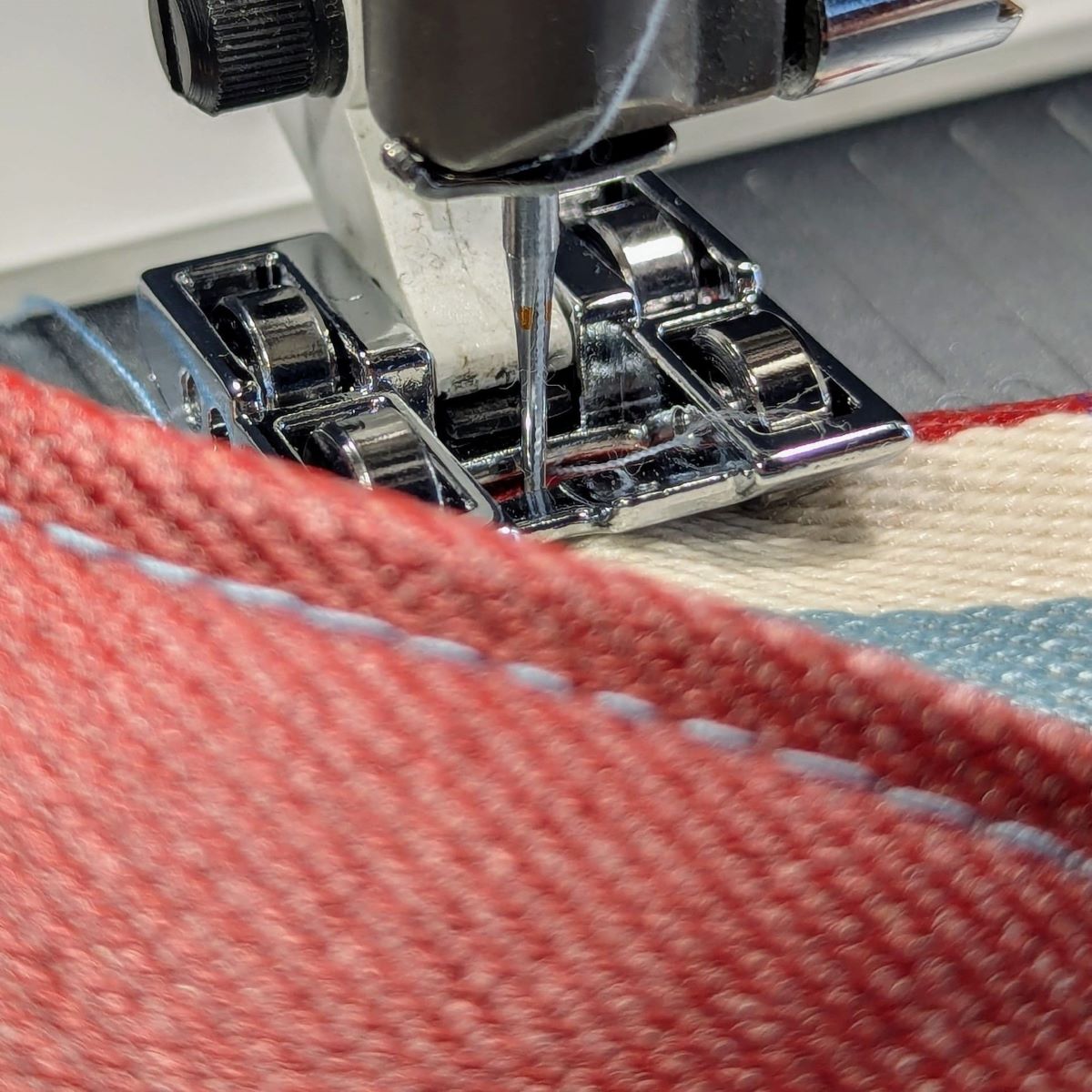 couture avec pied presseur à roulettes sur tissu enduit