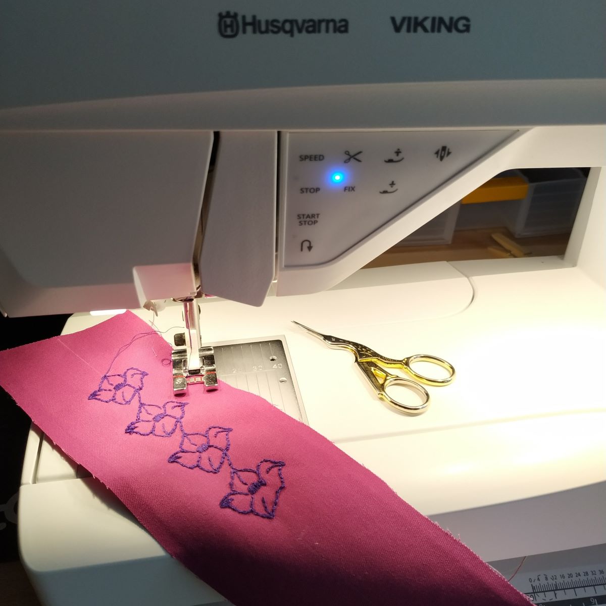 Machine à coudre, Brilliance75Q, point spécial.