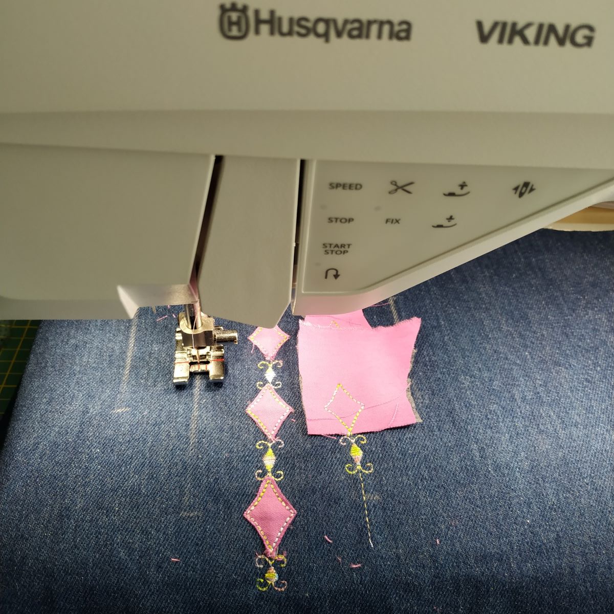 Démonstration point spécial décoratif, de la machine à coudre Husqvarna Viking