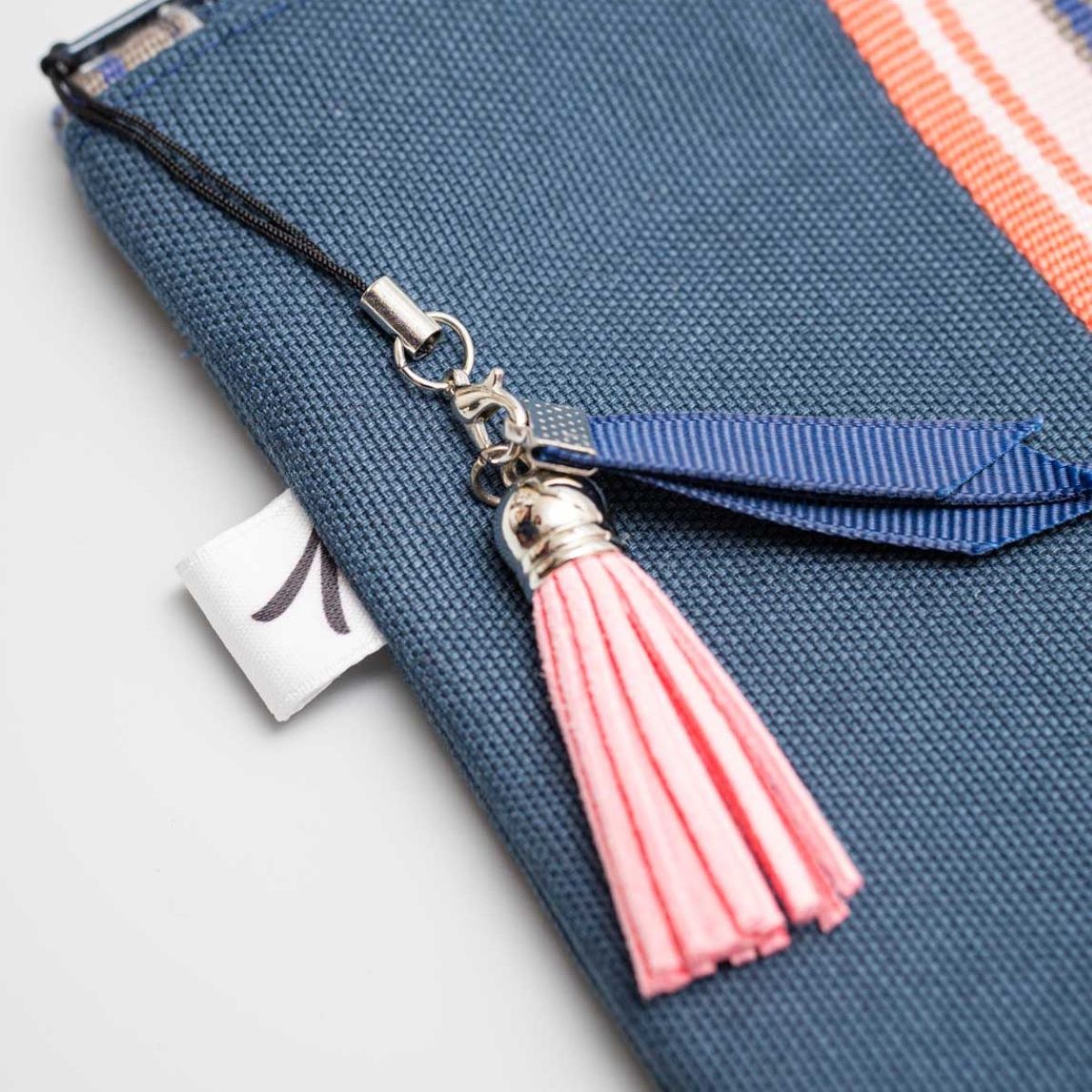 Pochette bleue en tissu personnalisée avec pompon gland rose en cuir