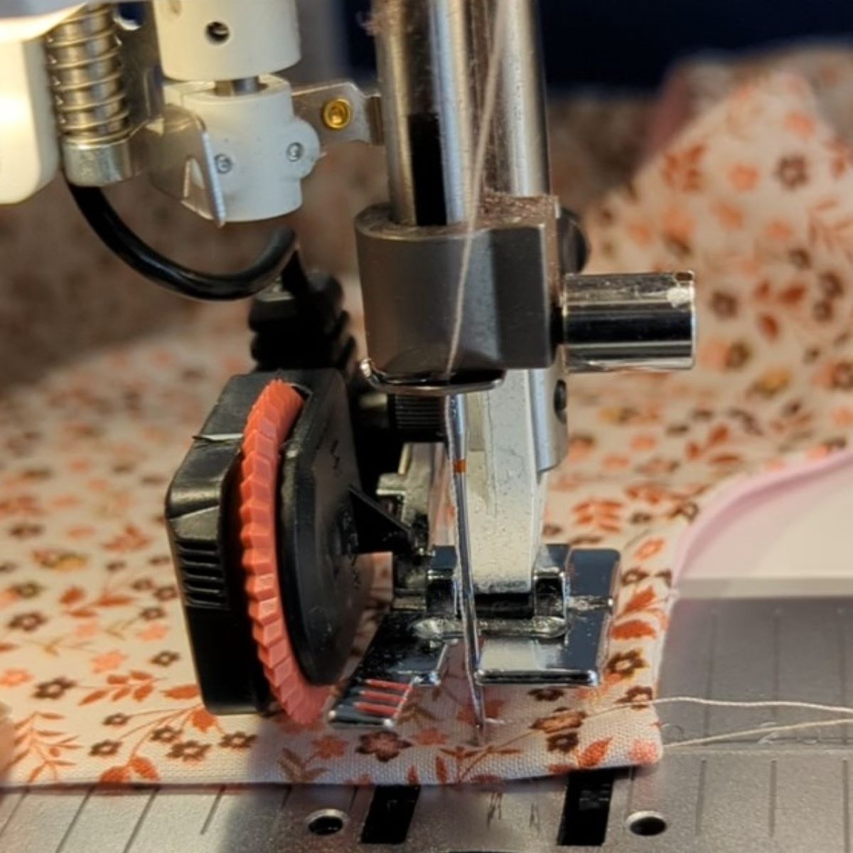 Pose de boutonnière sur un tissu fleuri rose