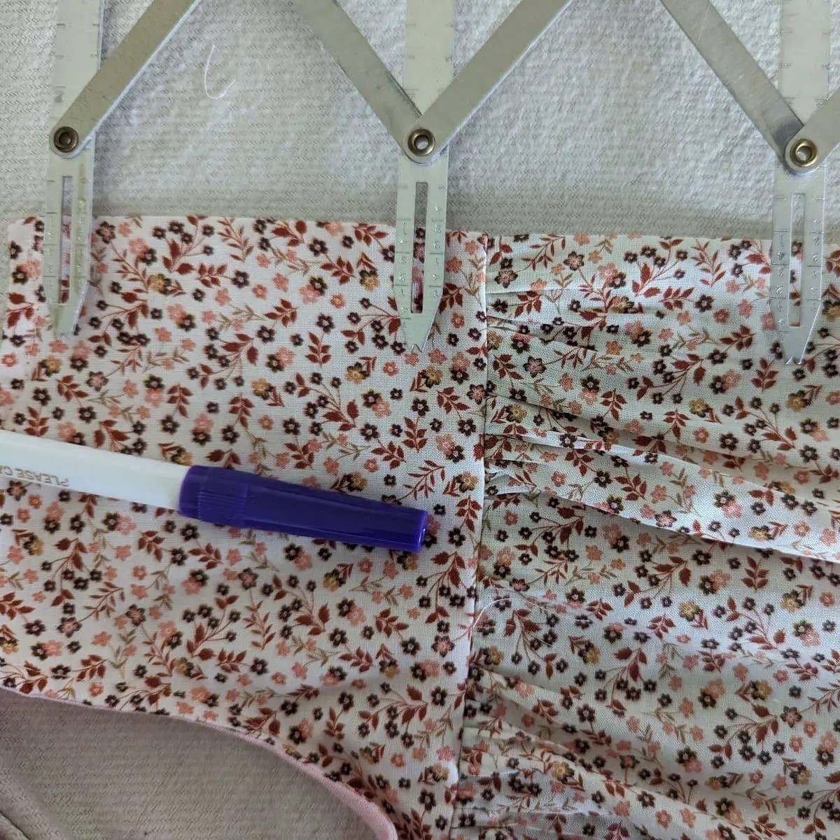 Une règle spéciale boutonnière placée sur un tissu