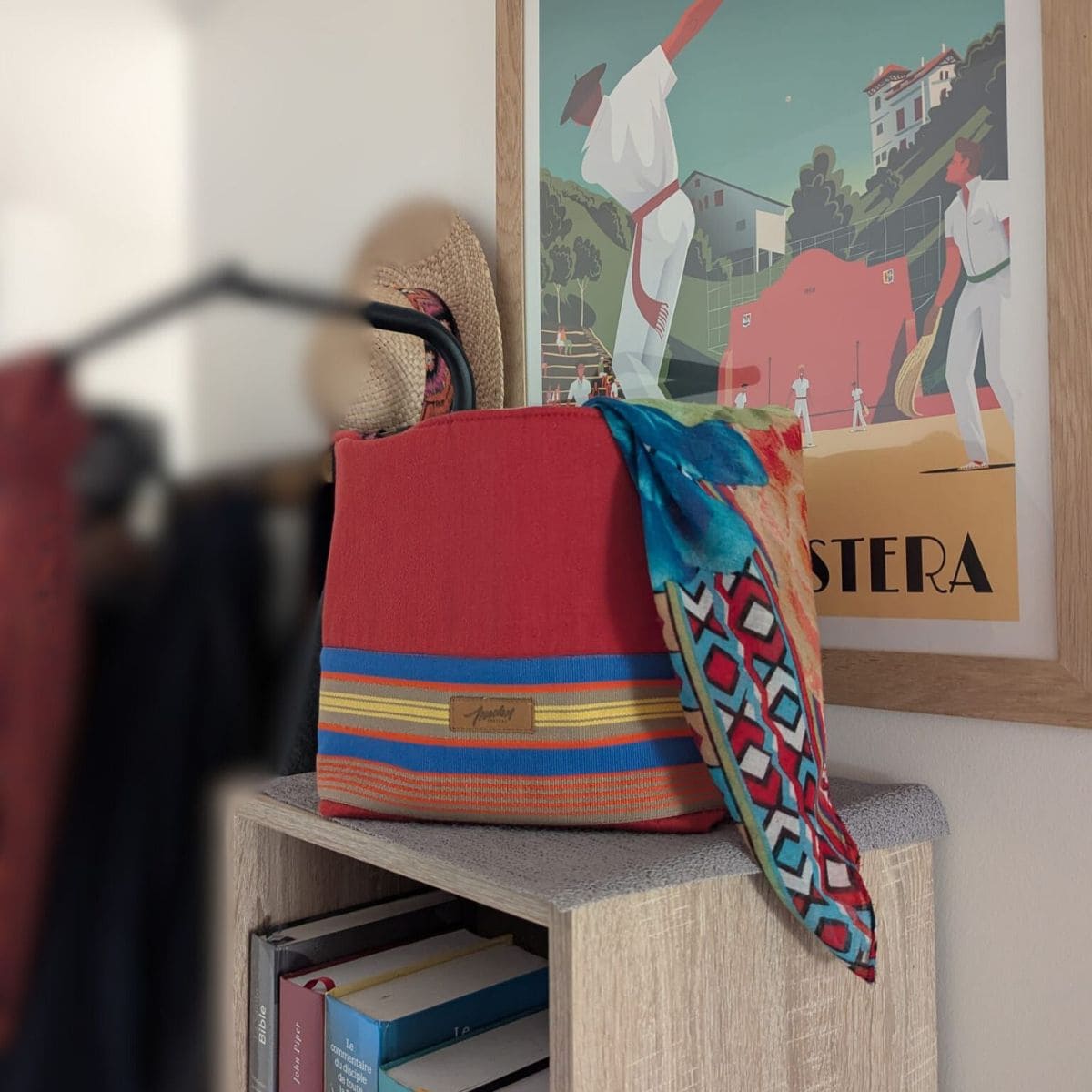 Sac modulable en toile basque utilisé comme objet décoratif sur un meuble