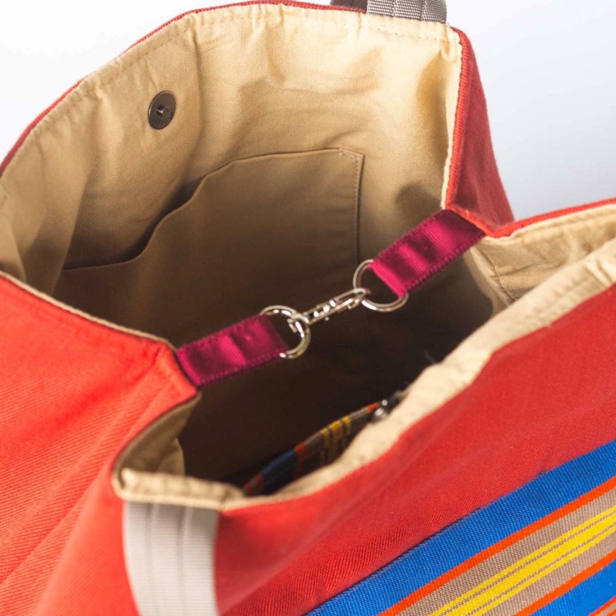 Système de mousquetons intérieurs du sac modulable en toile basque avec sangles