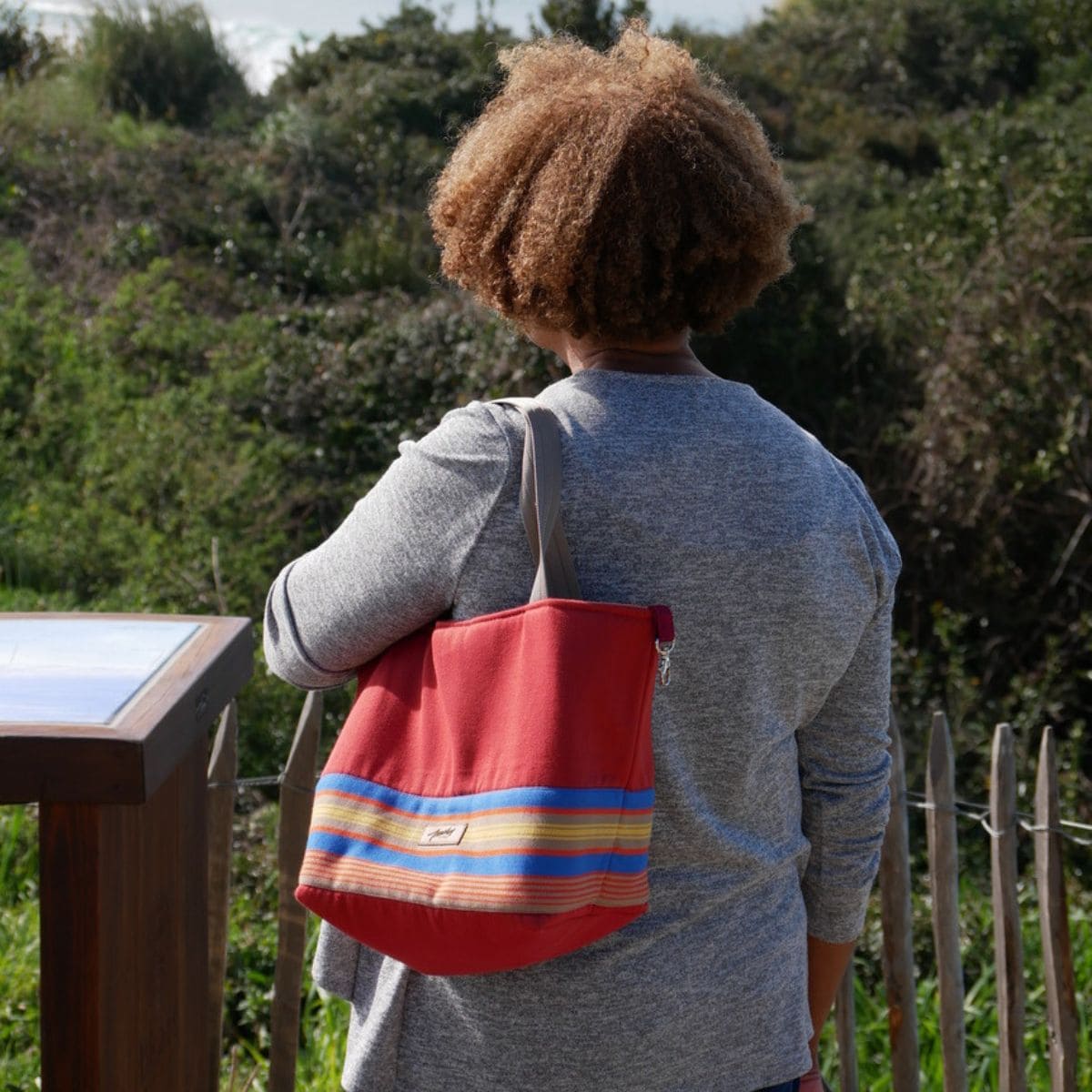 Femme portant le sac cabas en toile basque à l'épaule - version déployée