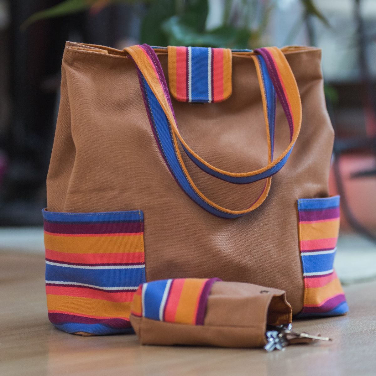 Tote bag tissu basque couleur noix, poches latérales et petit rabat rayé espadrille et pochette assortie.