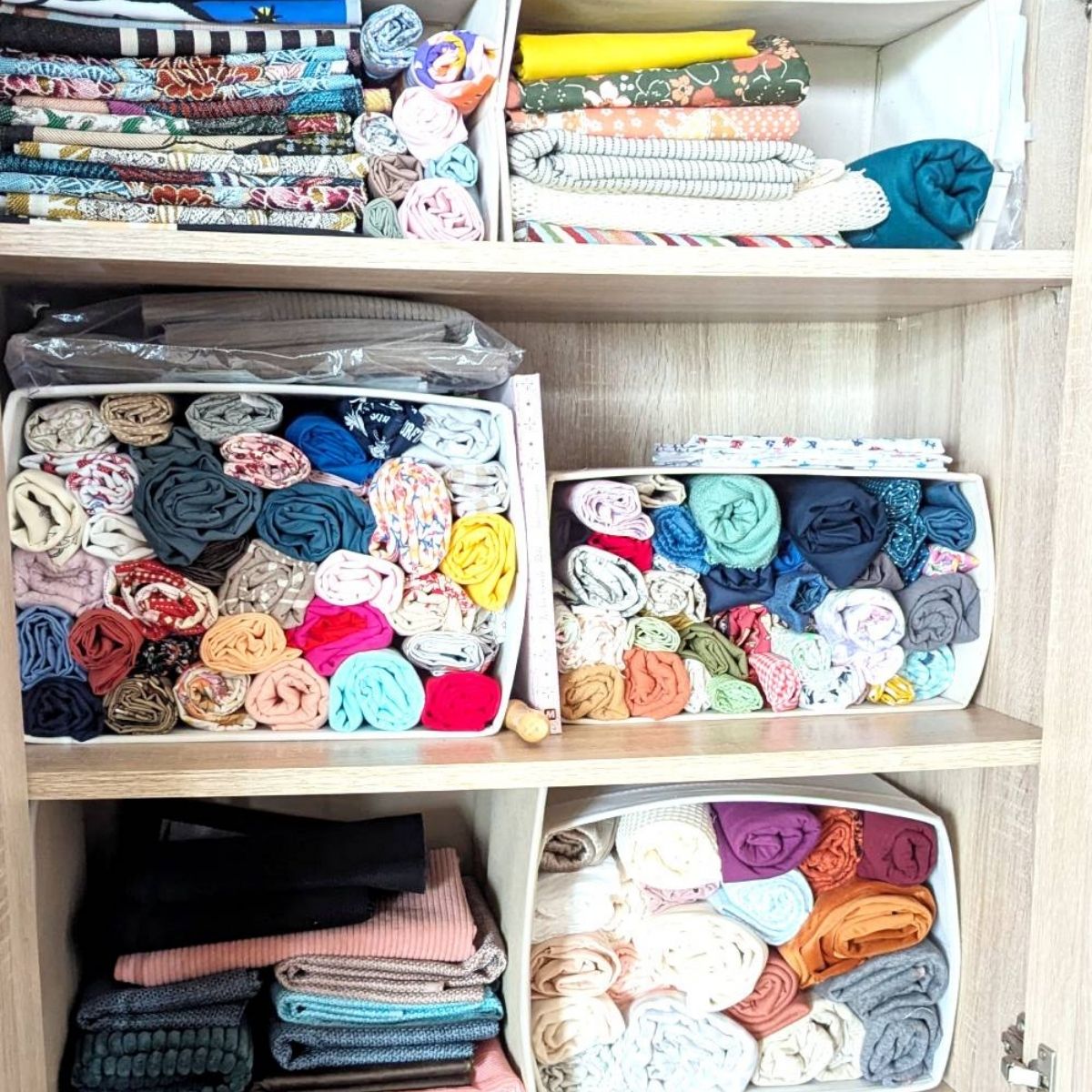 Stock de tissus rangés dans une armoire