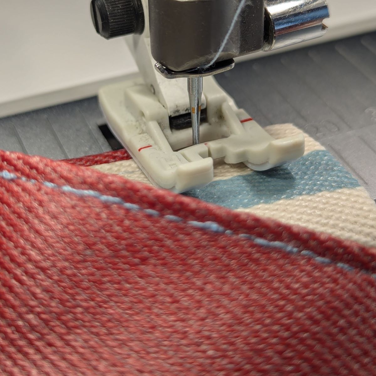 Pied de biche téflon sur tissu enduit