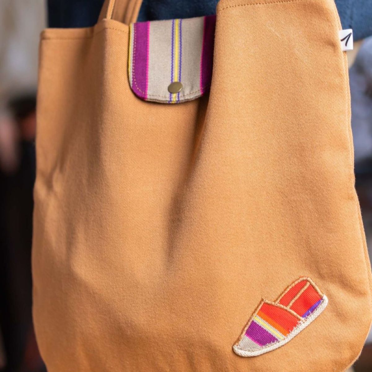 Tote bag camel personnalisé avec appliqué espadrille en tissu contrastant
