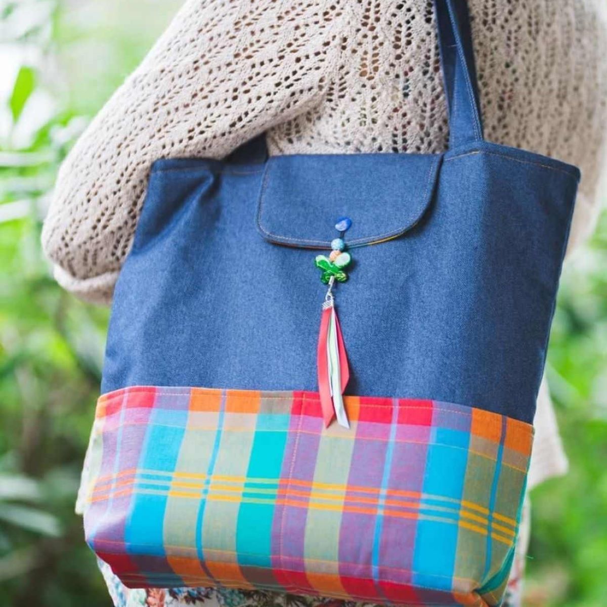 Sac en tissu personnalisé avec breloque multicolore fait main en ruban et perles