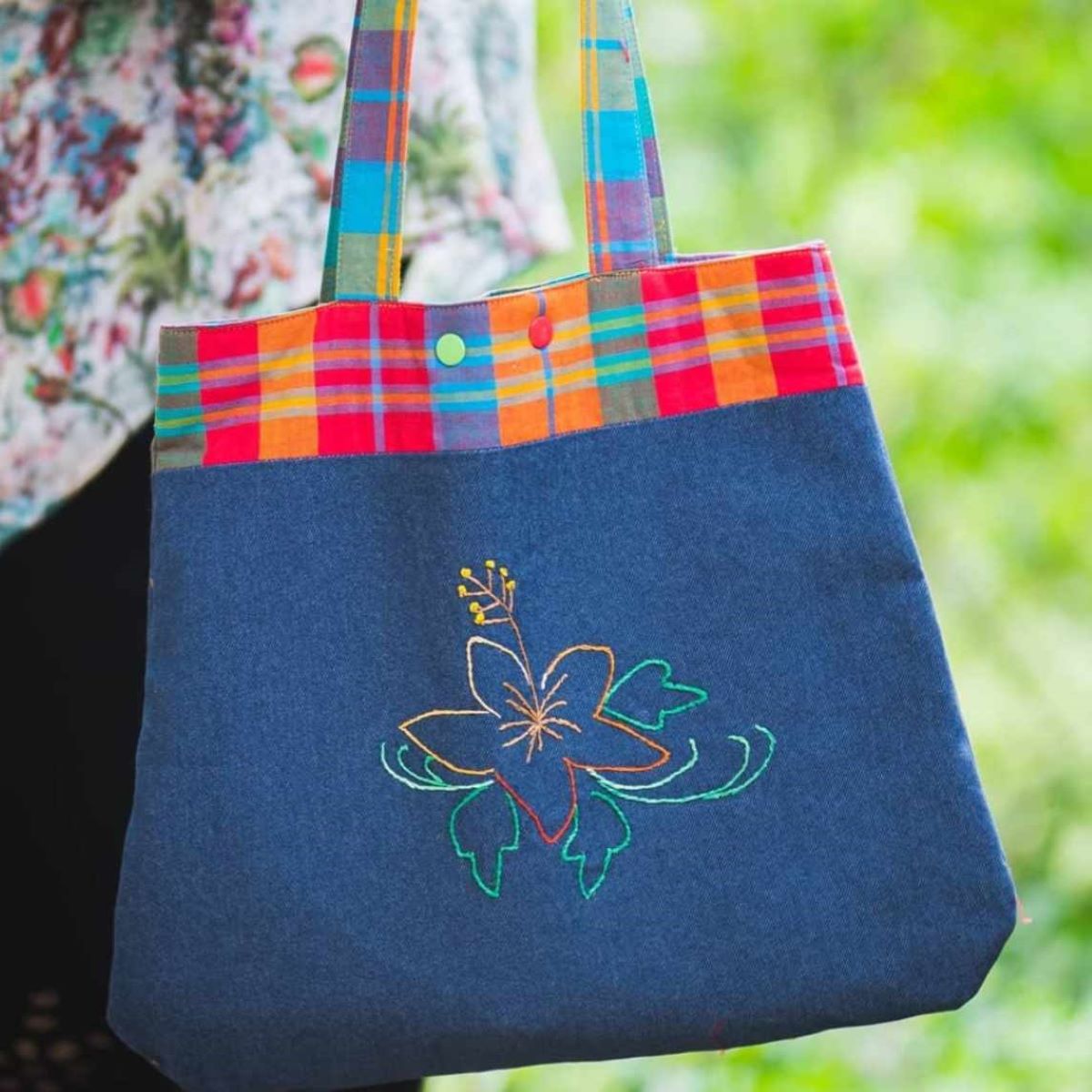 Sac en jean personnalisé avec broderie fleur faite à la main en fils colorés