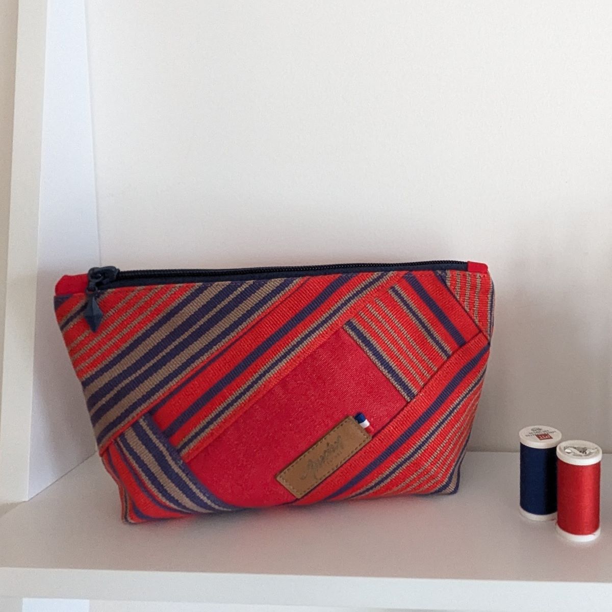 Trousse plate en patchwork de chutes de toile basque rouge et bleue recyclées créativement