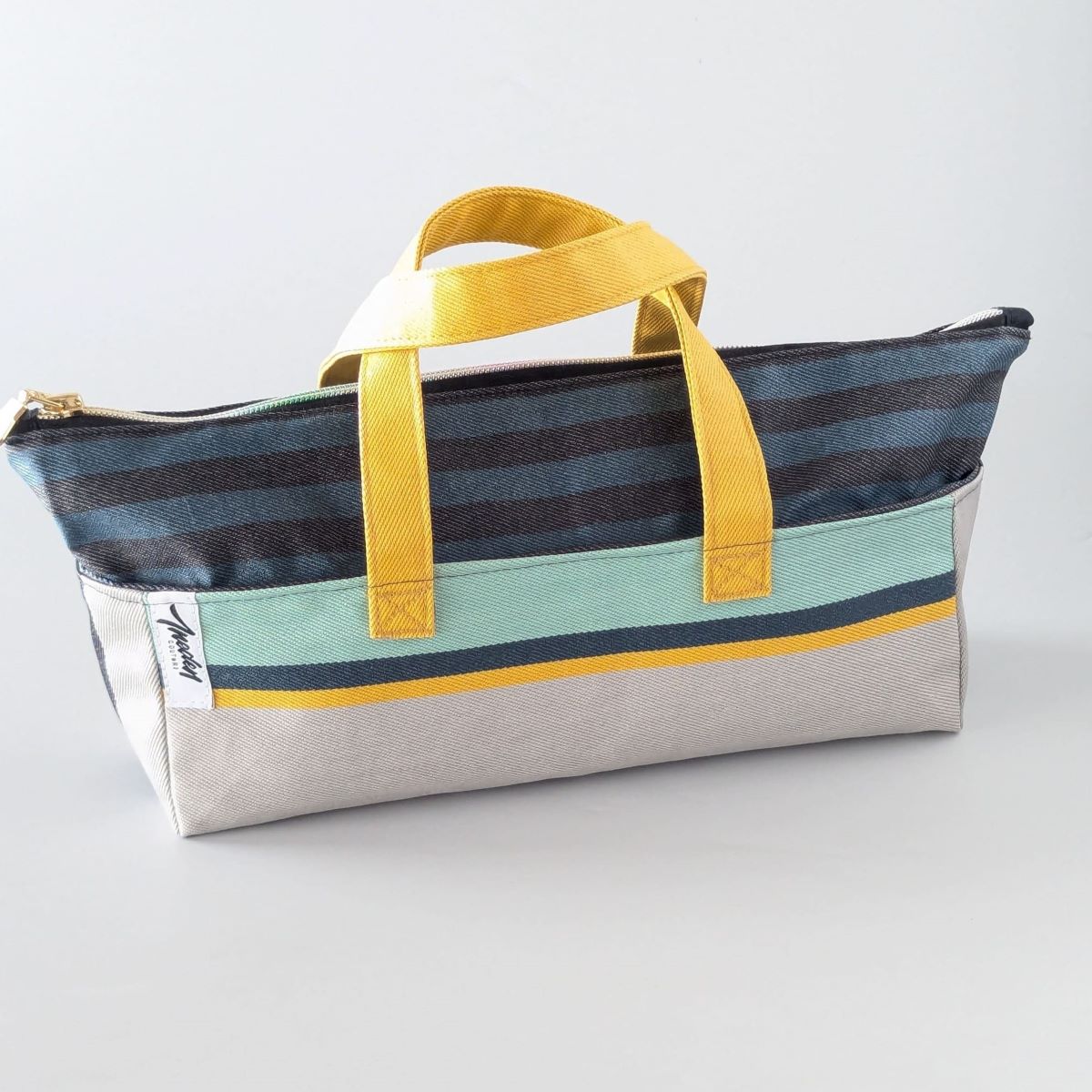 Trousse de toilette zippée toile basque rayée vert noir moutarde, anses moutarde.