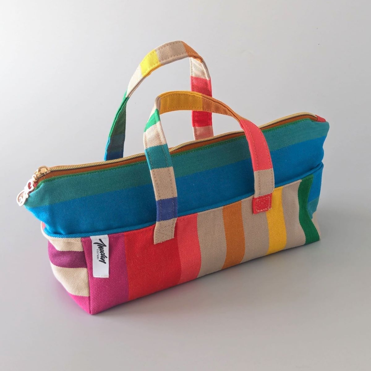 Trousse de toilette zippée avec deux anses, rayures couleurs arc en ciel , toile basque Argia