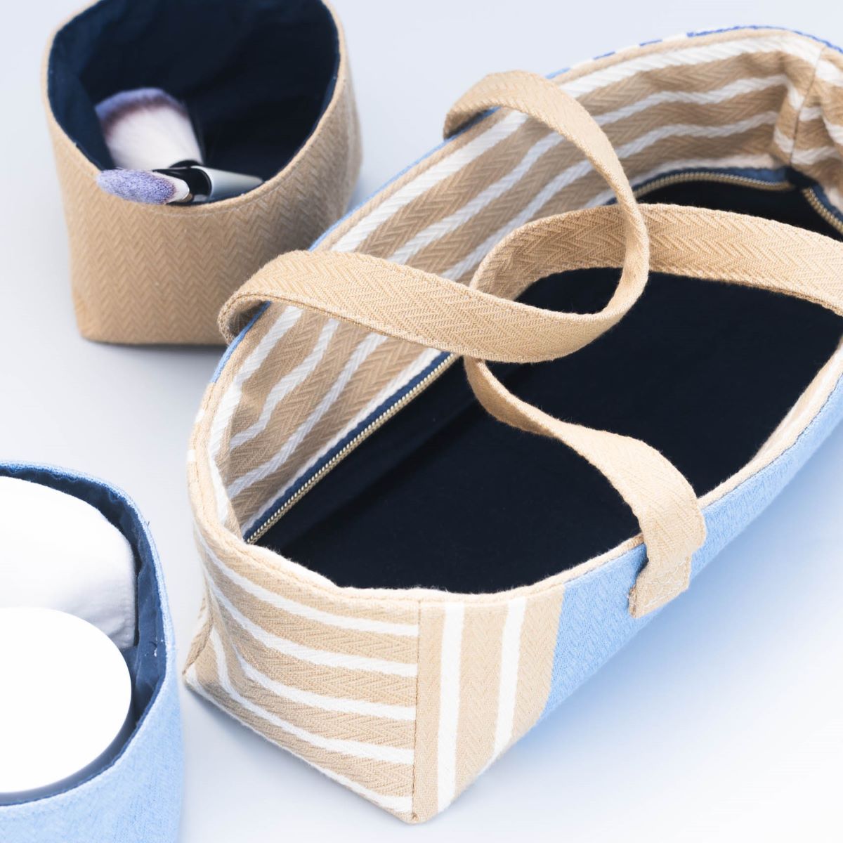 Vanity ouvert avec bord zippé rentré formant une grande panière