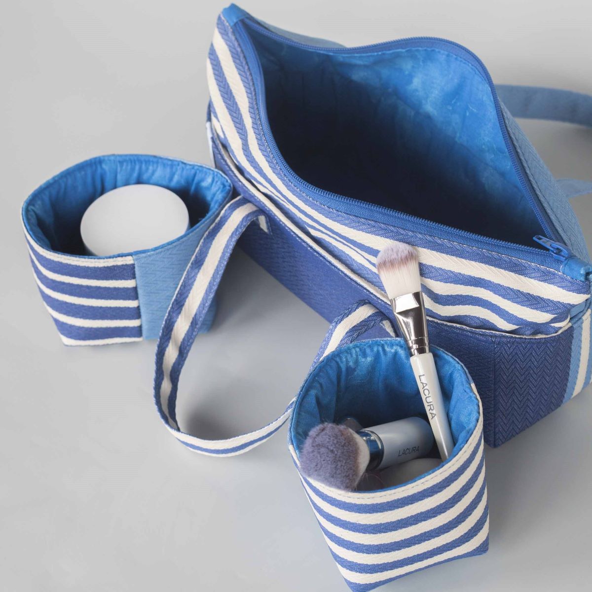 Vanity de toilette zippé, rayé bleu et blanc avec deux panières amovibles