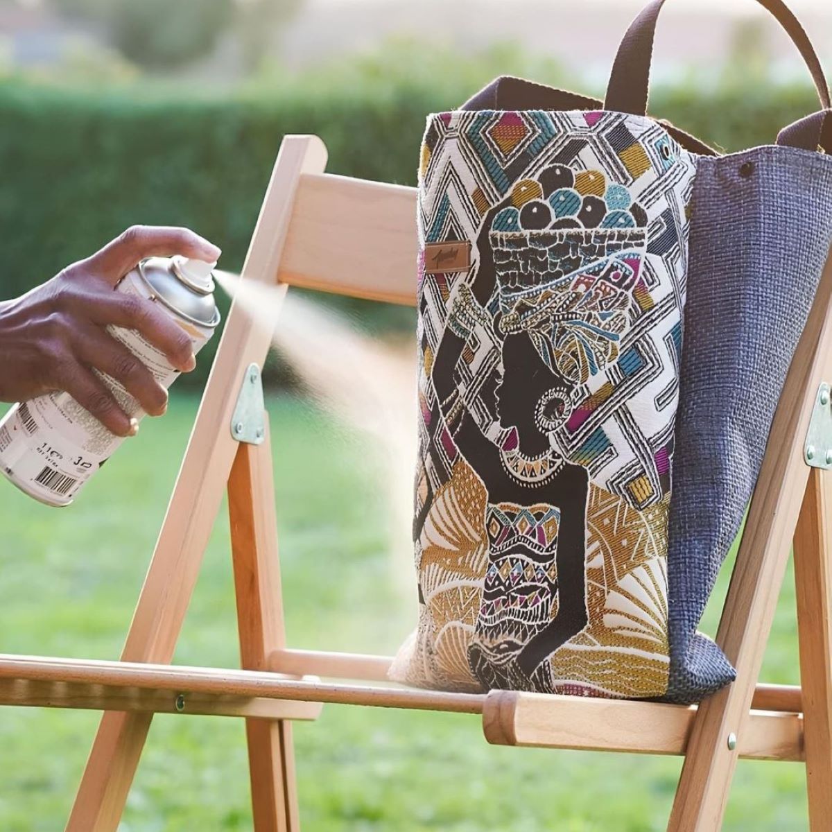 Sac en tissu jacquard posé sur une chaise en cours d'imperméabilisation par spray.