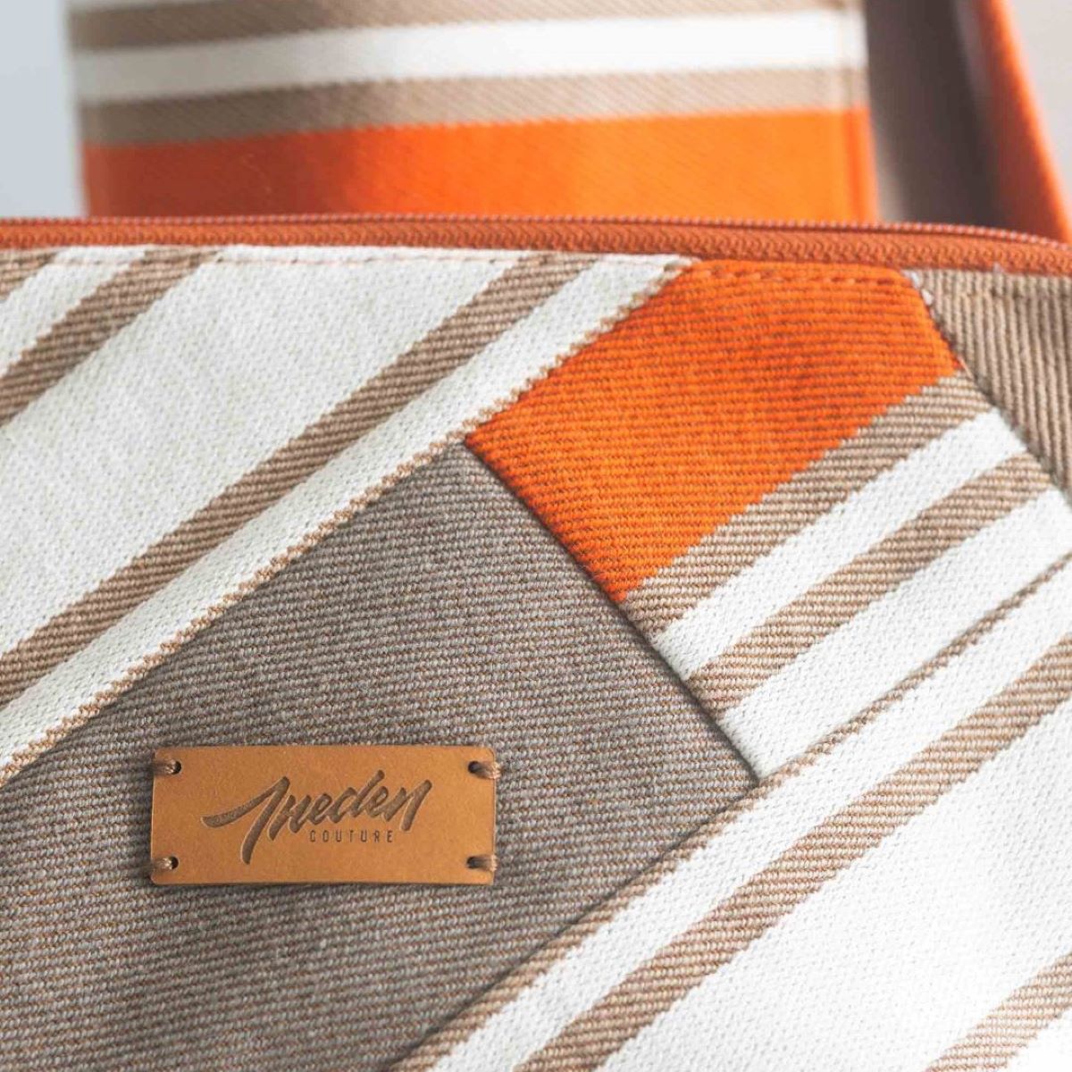 Étiquette Ineden Couture en cuir naturel cousue sur sac en tissu basque rayures "eneko potiron"