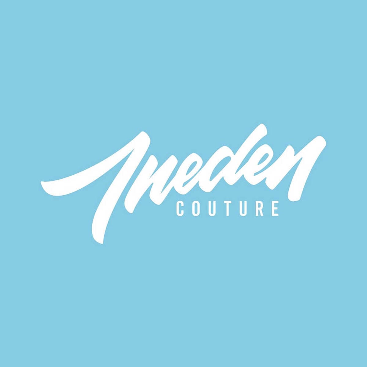 Logo Ineden Couture typographie calligraphique blanche sur fond bleu ciel