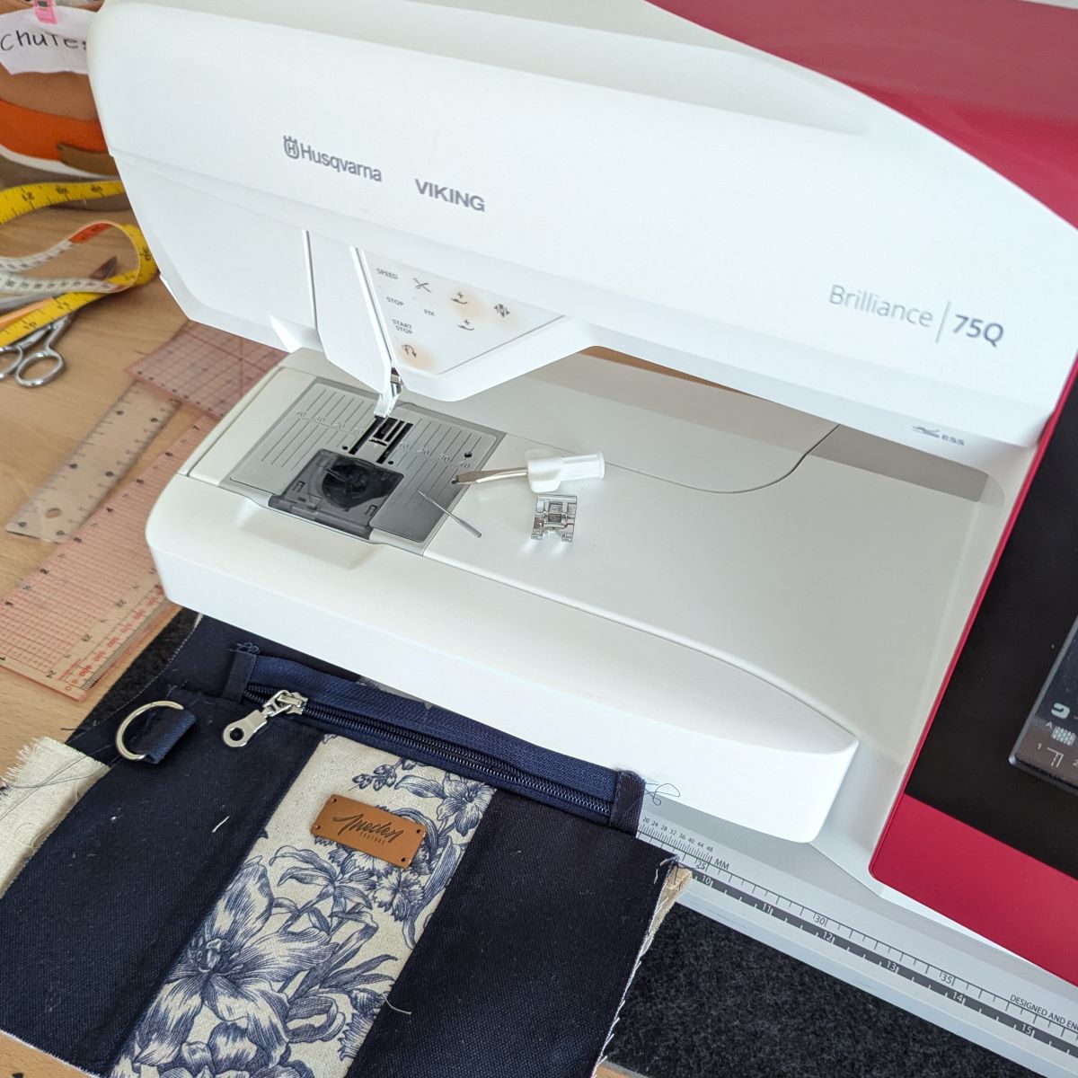 Machine à coudre Brilliance 75Q, couture en cours d'une trousse bleu en toile de Jouy