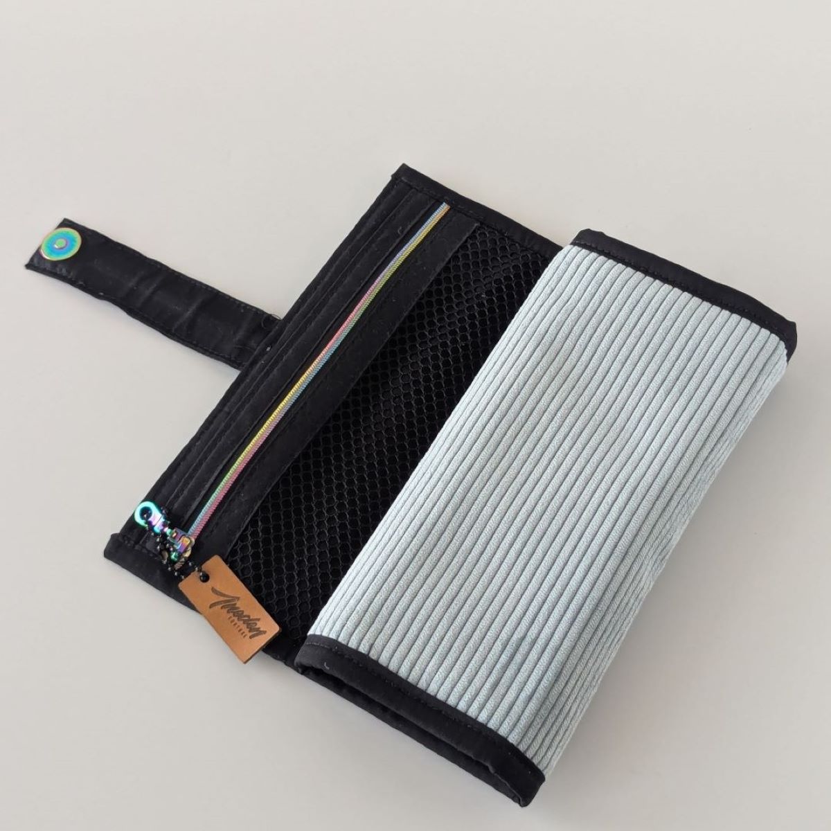 Pochette à bijoux velous cotelé vert tilleul et interieur noir