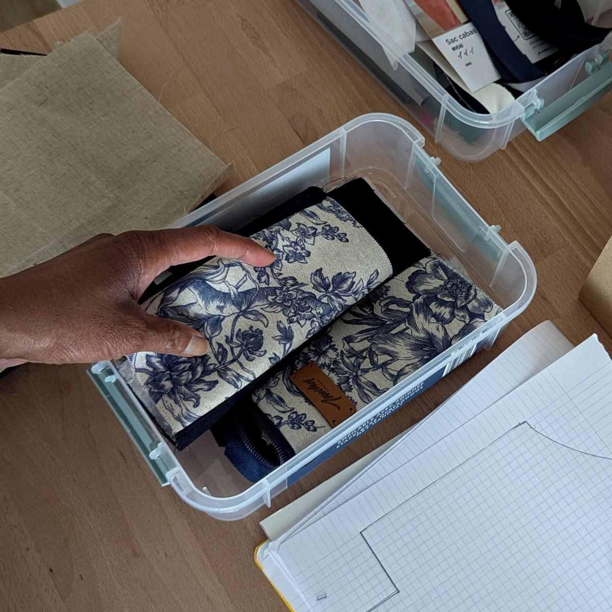 Tissu toile de Jouy rangé dans une boite