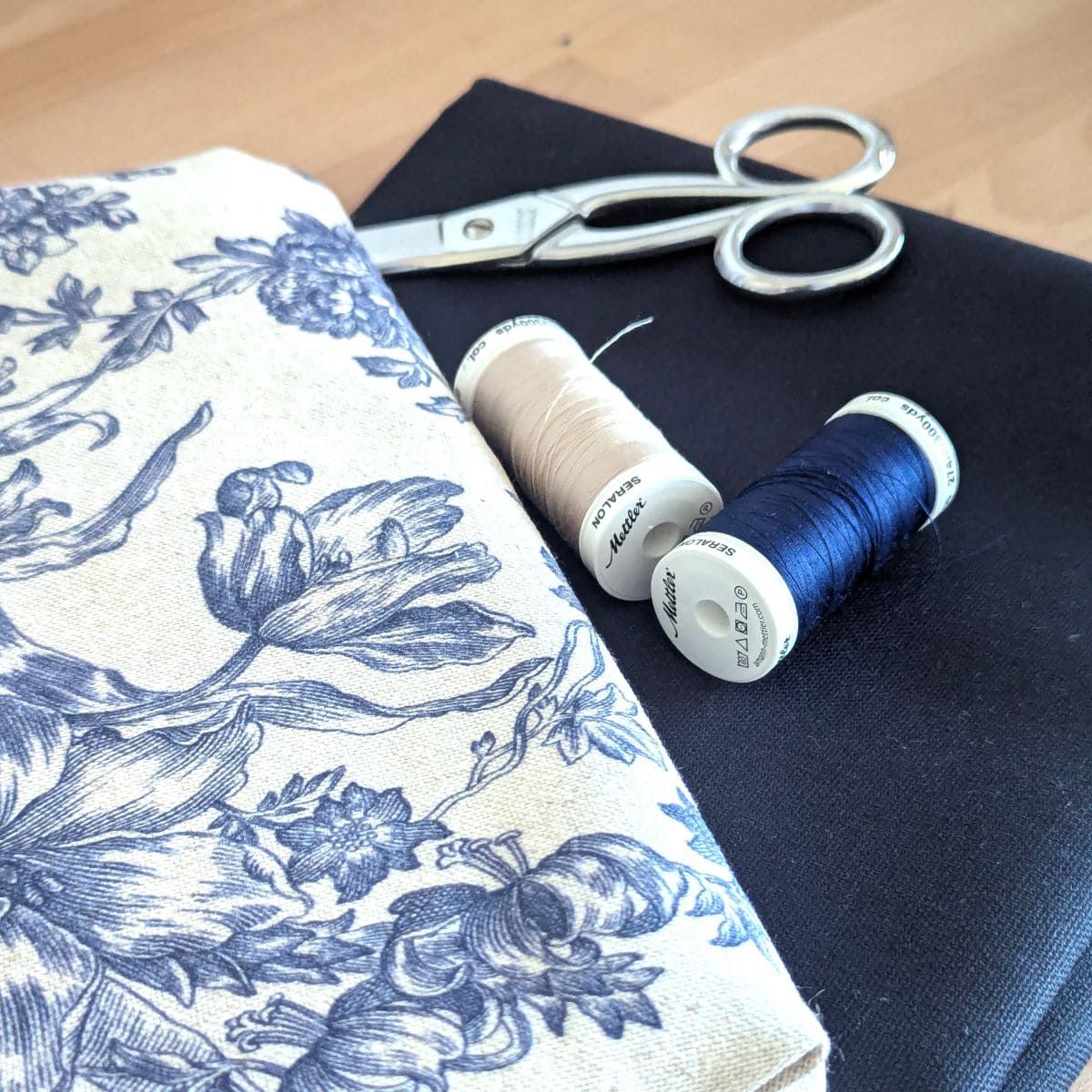 Tissu toile de Jouy bleu marine, fil et ciseaux — préparation des matières