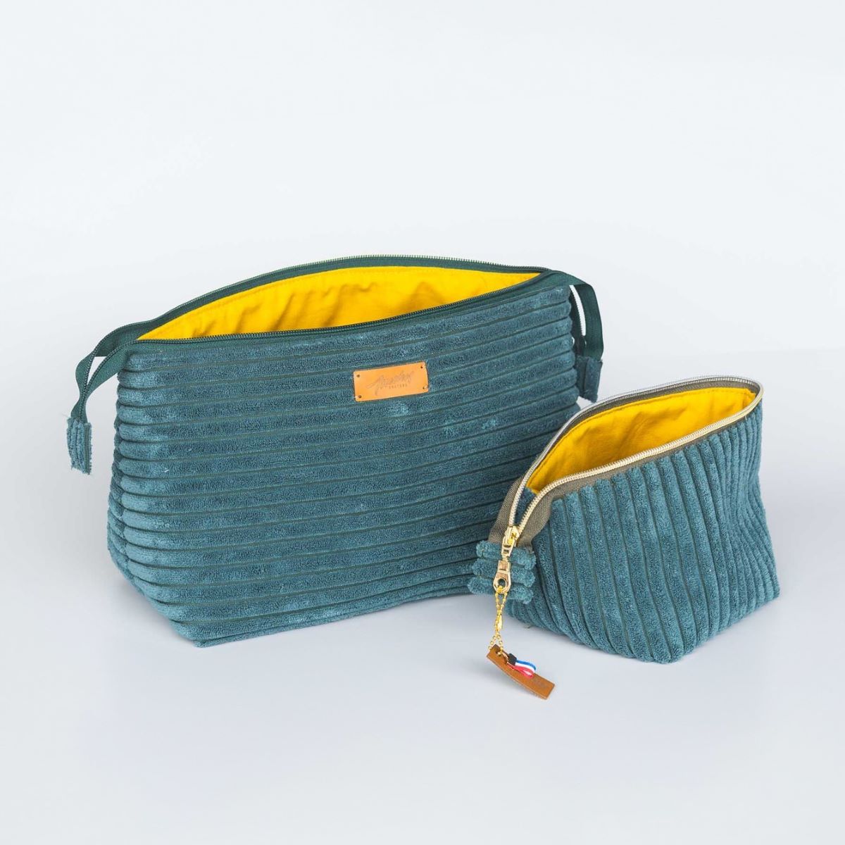Duo de trousses de toilette zippées, velours cotelé vert , interieur coton jaune moutarde.