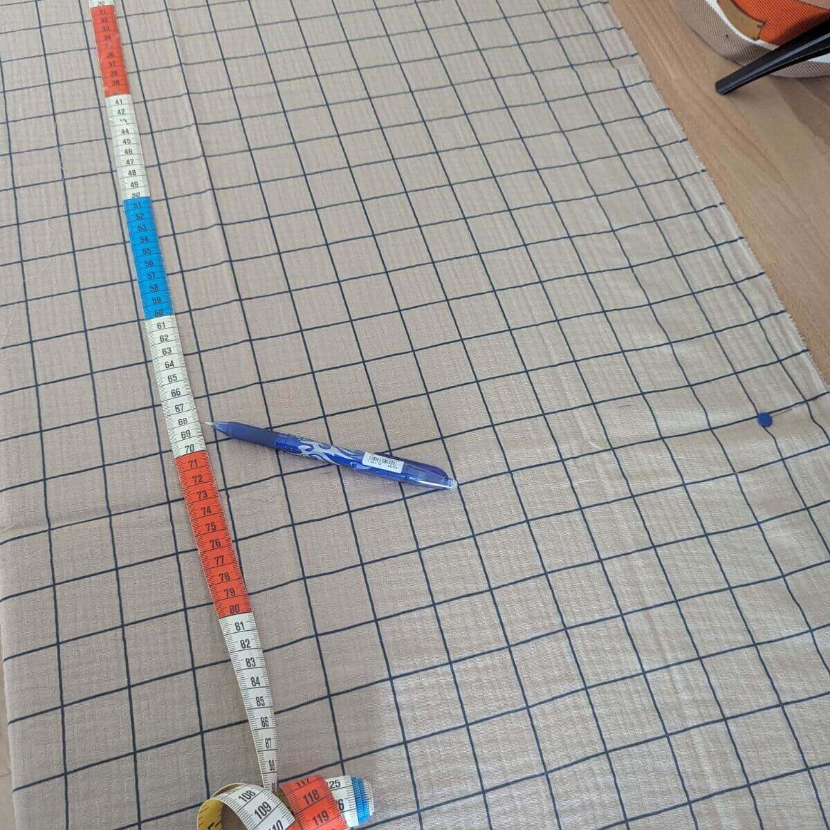 Projet couture en cours: préparation tissu beige à carreaux bleus