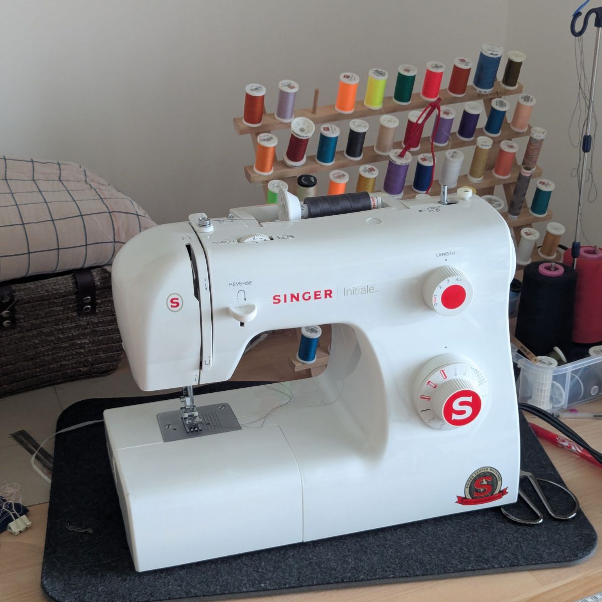 Machine à coudre mécanique Singer Initiale utilisée pendant la panne d’une machine électronique