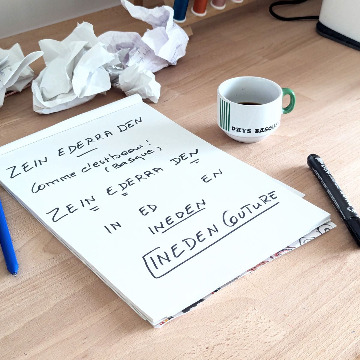 Carnet et papier froissé sur une table: recherche nom de marque