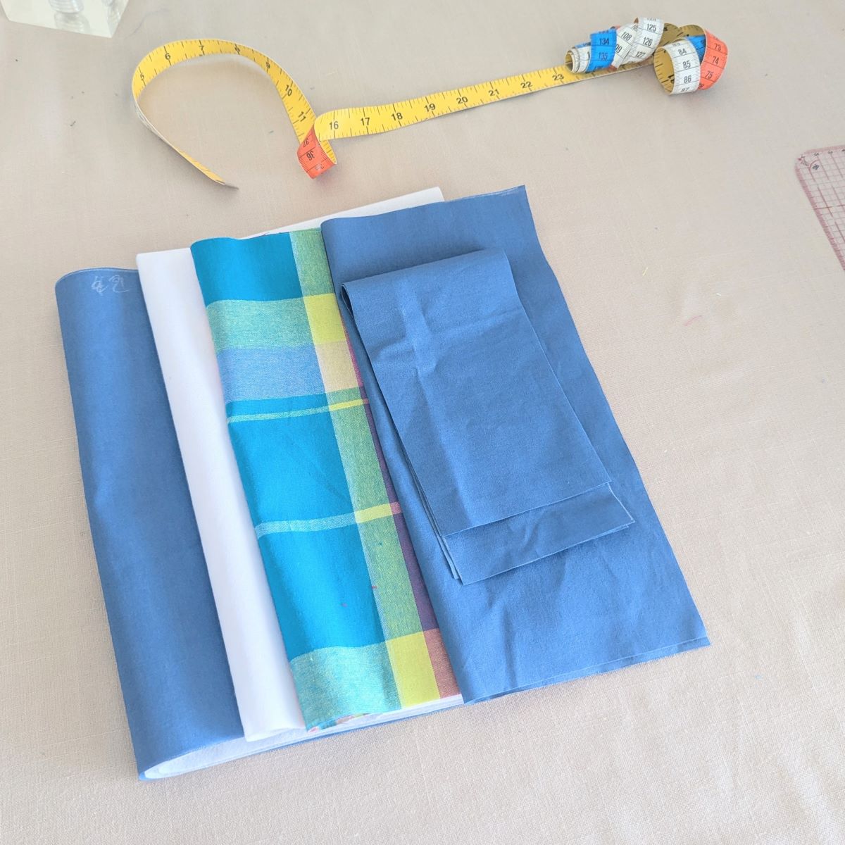 Découpe du tissu coton enduit bleu pour le Ti'sac de change