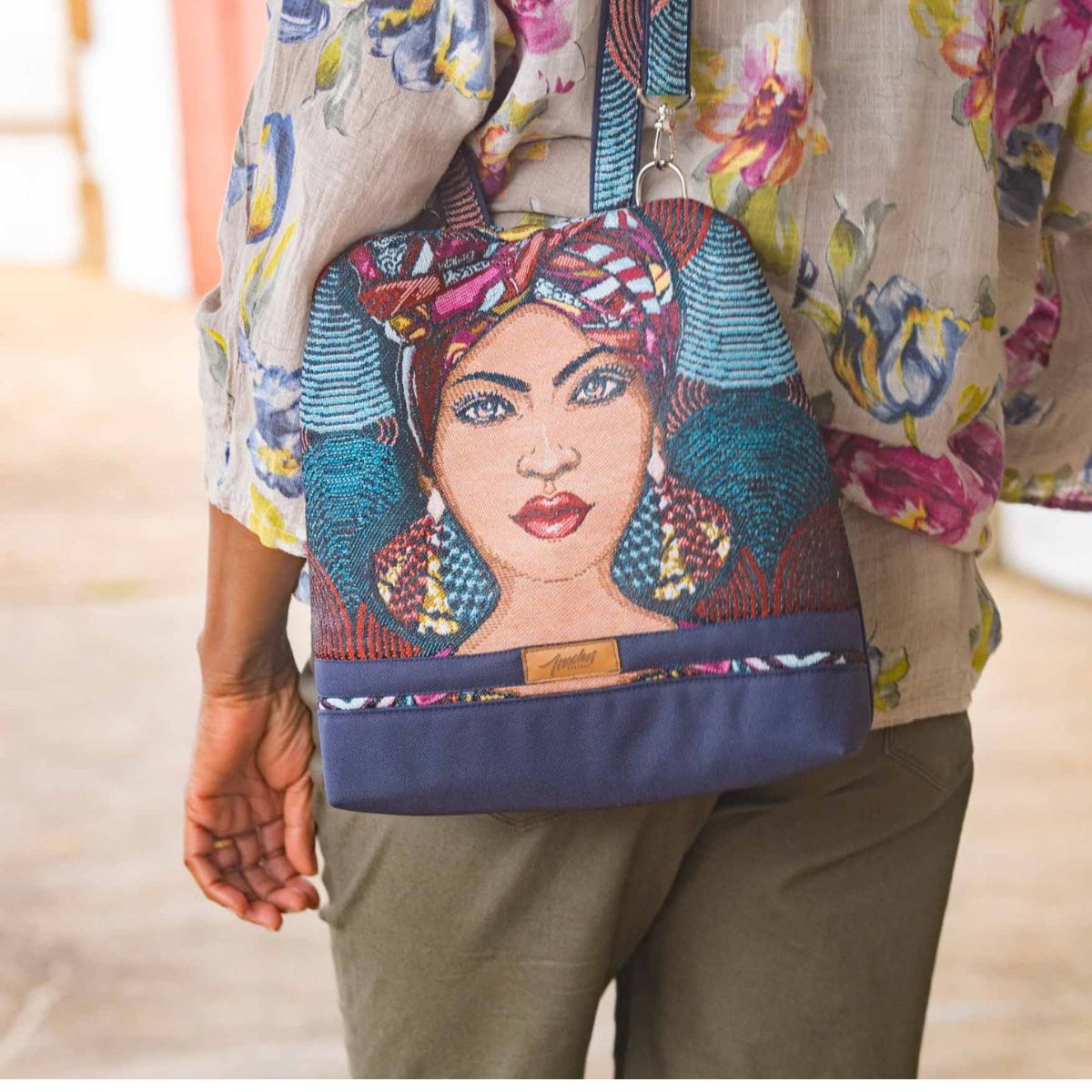 Le sac Volte porté à l'épaule