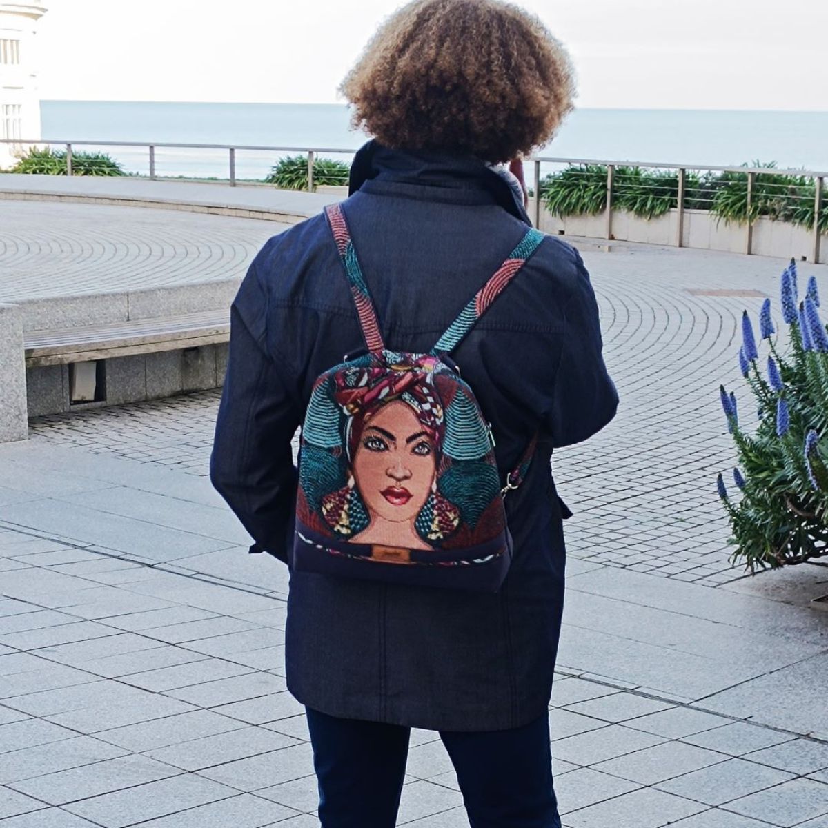 Le sac Volte porté au dos d'une femme
