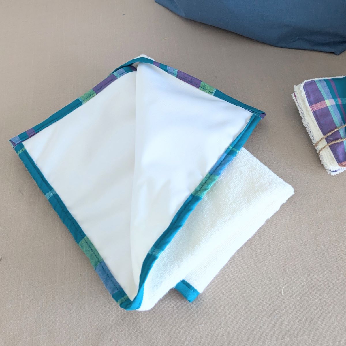 Alèse en éponge bambou du Ti'Posé montrant le côté PUL imperméable certifié OEKO-TEX