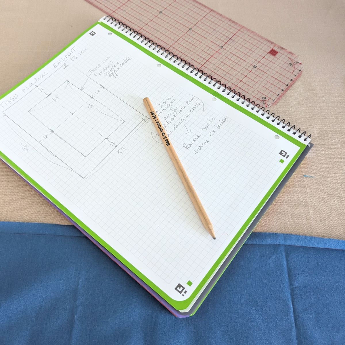 Cahier de notes et plan de coupe pour la fabrication du tapis de change nomade Ti'Posé