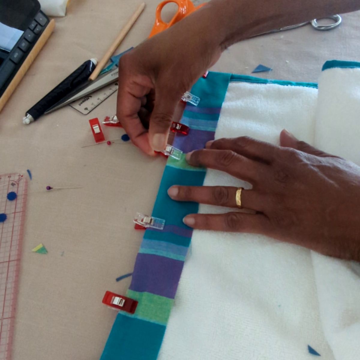 Pose du biais madras sur l'alèse éponge bambou avant couture, épinglé main
