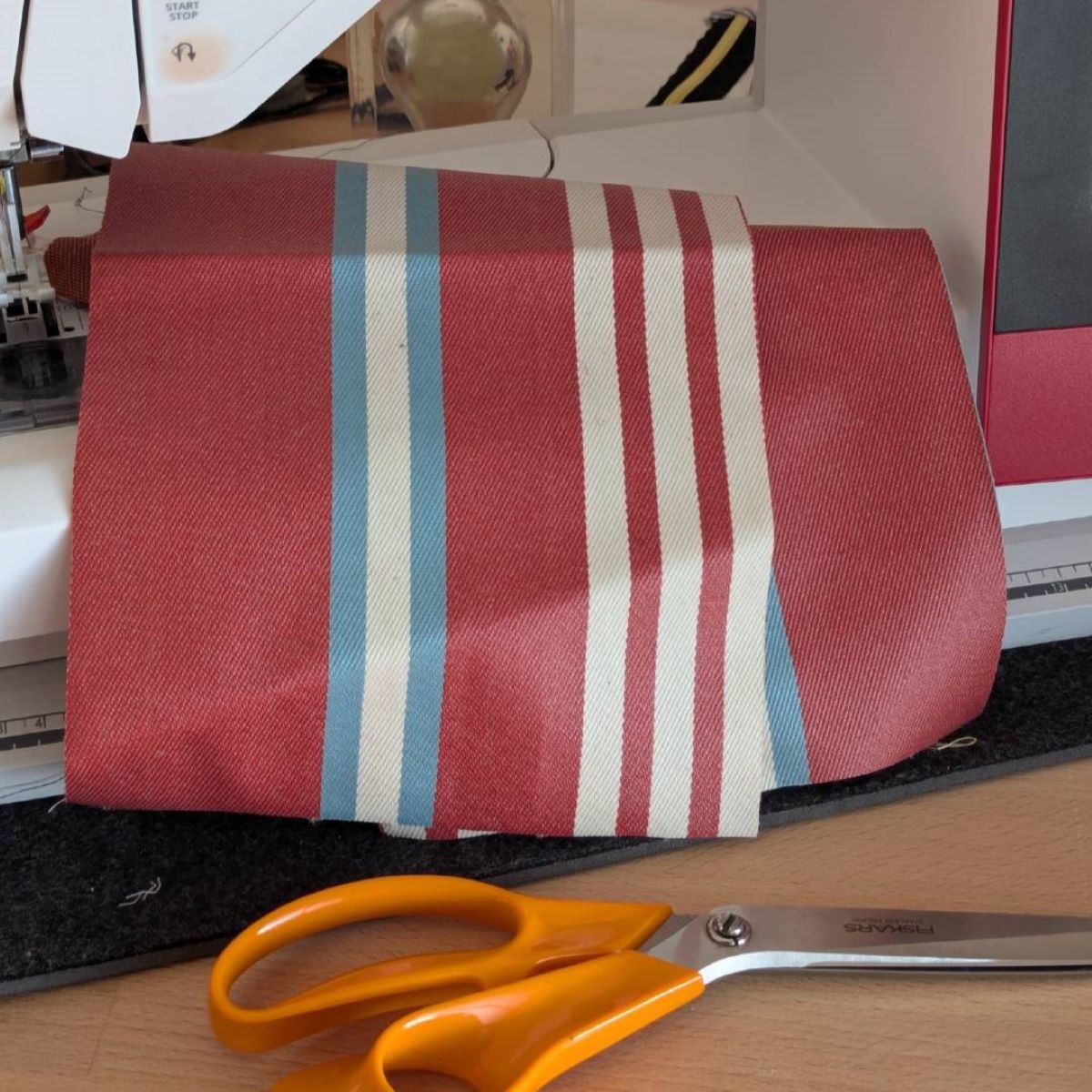 Coupon de tissu basque enduit "Lurra" de Lartigue 1910, rose foncé, bleu et blanc