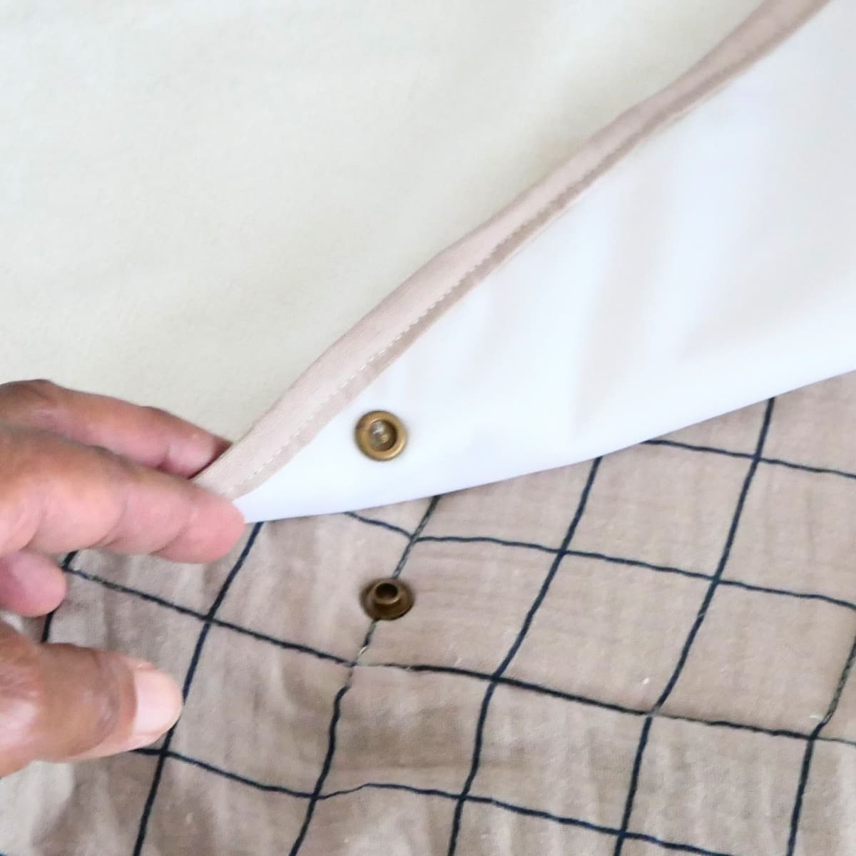 Les deux boutons pressions tapis et alèse